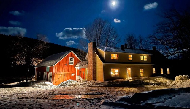 Historic ski getaway near Okemo with sledding hill- where memories are made