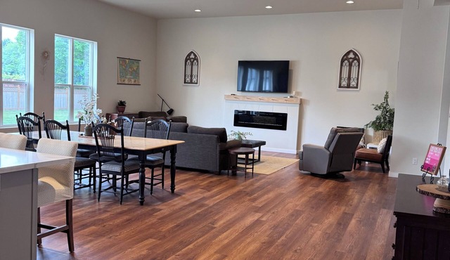 Historical landmark, comfortable 6 bedrooms, 5.25 bath welcoming space!