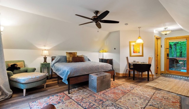 ♨️Hot Tub🔥Fire Pit🛏️King🍔Grill🌲Deck🎦ROKU📧WiFi🐟Pond🍷Wineries🏞️Waterfall
