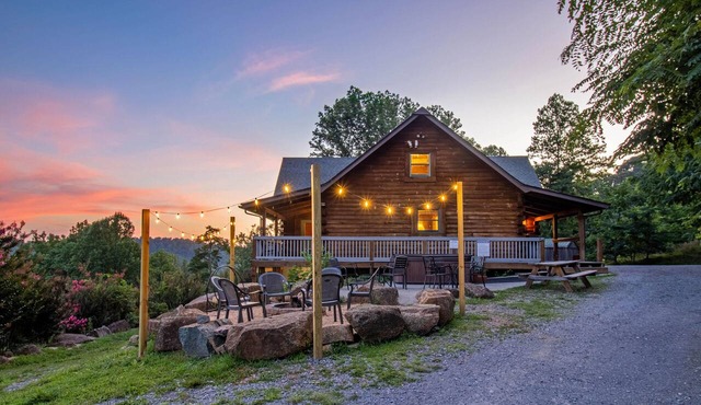 Hot Tub, Scenic Views, Pet Friendly!