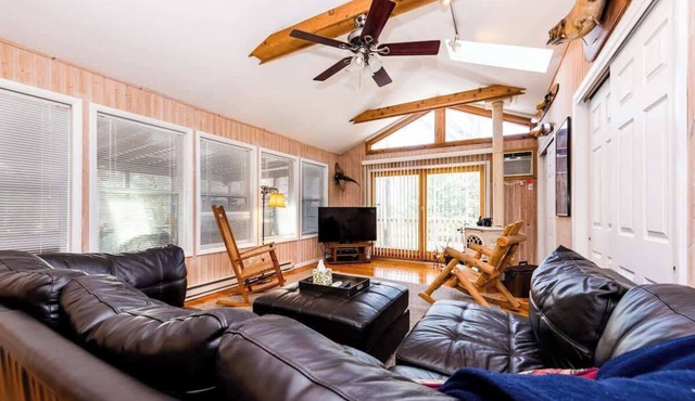 House of Reilly - 5-Min Walk to Private Beach!