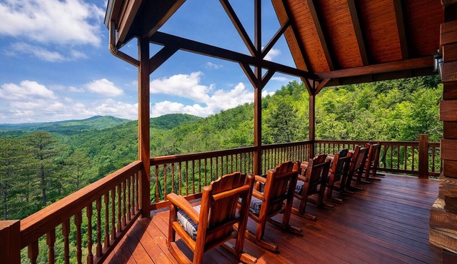Huge Mountain Estate,Blue Ridge View, Sleeps 18, Hot Tub, Deck, & Game Room