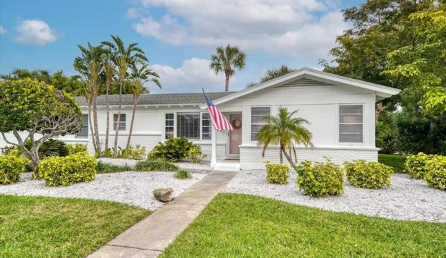 HUGE Spa- Quick Walk to the BEACH - 2 Family Rooms - Screened Patio