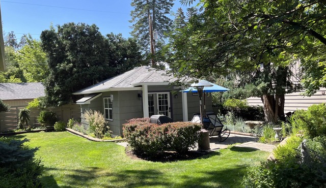 Immaculate Downtown Cottage Retreat- EV charger. Walk downtown in 4 minutes