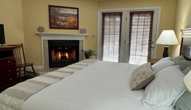 Inviting Condo w Fire Place & Hot Tub