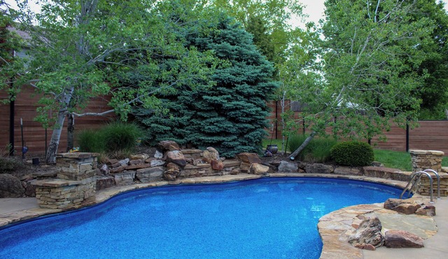 KC Pool Getaway! 5-bedroom house: private outdoor space with kitchen & patio!