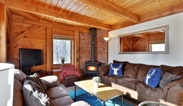 Killington Cabin - Left Unit: Great for families, Cozy, Close to Mountain. Hot Tub. Wood Stove.