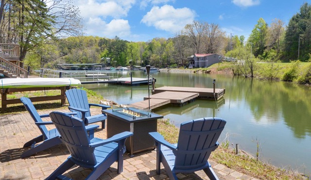 Lake Nottely 4 bdrm cabin, game rm, sauna, mtn & lake views, dock, EV charger.