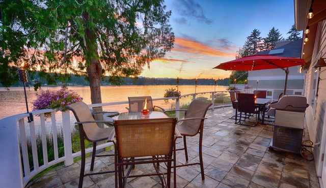 Lakefront Home-4 Bedrooms, 3 Full Bathrooms-Sleeps 10+ Hot Tub and Kayaks