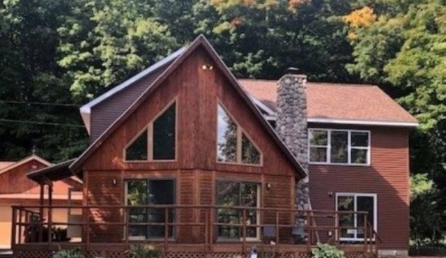 Large 6-bedroom home, sleeps 16! WiFi and a private sandy beach in Traverse City