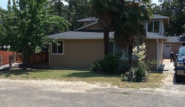 Large 7 bd 5 bath house. A few miles from wildlife safari. Gourmet kitchen