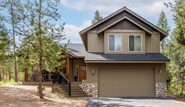 LASS08 - Stunning Lodge-Style Home, A/C, Games, Hot Tub, Family Friendly