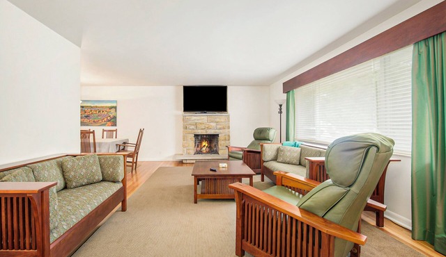 Less than 1 block to Notre Dame! Sleeps 14