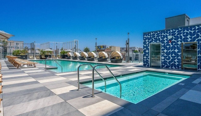 Level- Beautiful One Bedroom Suite. A Perfect Beach Getaway