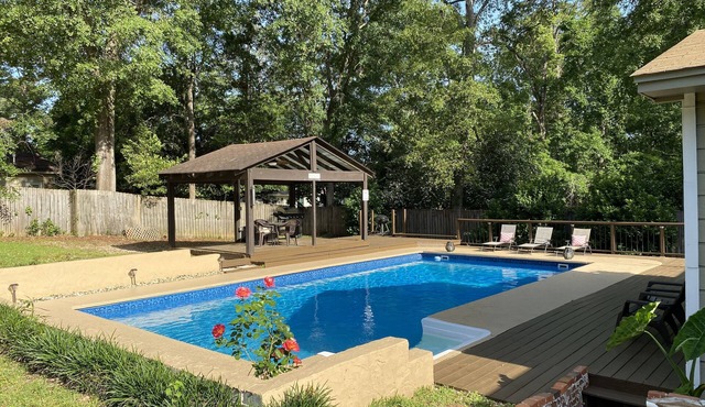 Life is better by the pool, near FSU, Private pool, pet friendly, sleeps 8!