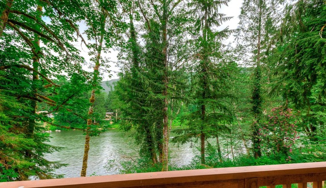 Little Foot Lookout: Cozy riverfront balcony apartment w/ hot tub surrounded by wilderness