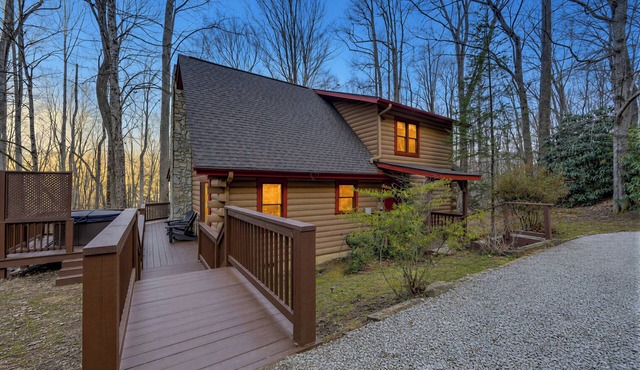 Log Cabin, Rushing Creek, Hot Tub, Firepit, Wood Fireplace, WiFi, A/C