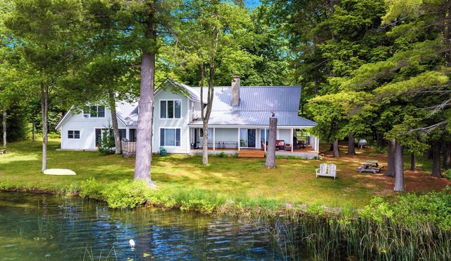Lovely 6BR 6.5BA on all-sports Lake in Interlochen