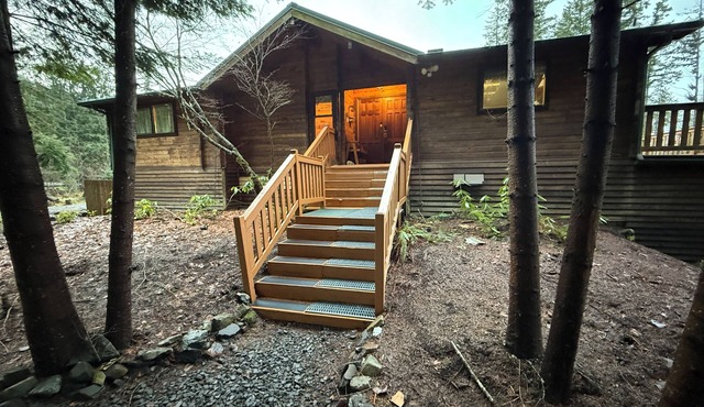 Lovely cedar log cabin in Greenwater minutes to Mount Rainier