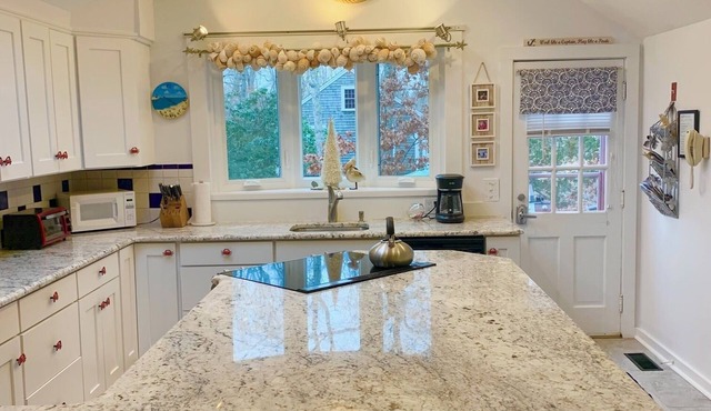 Lovely Dog Friendly Beach Home Close to Everything.