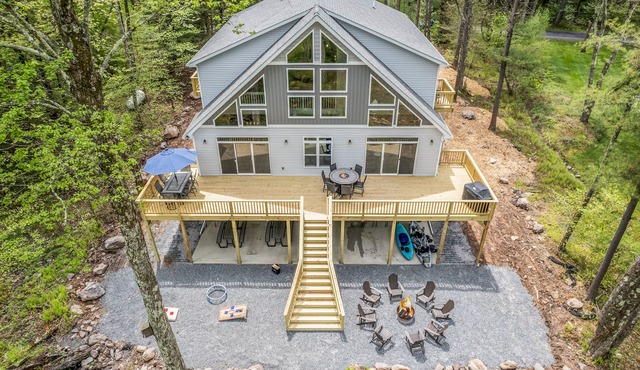 Luxurious Chalet in Blakeslee: Game Room, Hot Tub, Lake Access, Fire pit