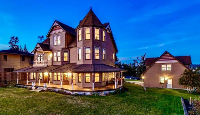 Luxury Bayfront Oasis with Private Beach Access, Near Tulalip Casino and Outlets!