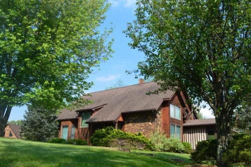 Luxury Cabin #21 With Hot Tub and Jacuzzi on Patoka Lake in Southern Indiana