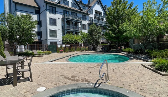 Luxury Condo*Hot Tub*Pool*Fireplace*Walk to Lifts*Near Golf Course & Fitness Ctr