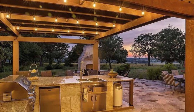 Luxury Homes! With a Pool-jacuzzi-outdoor Kitchen!
