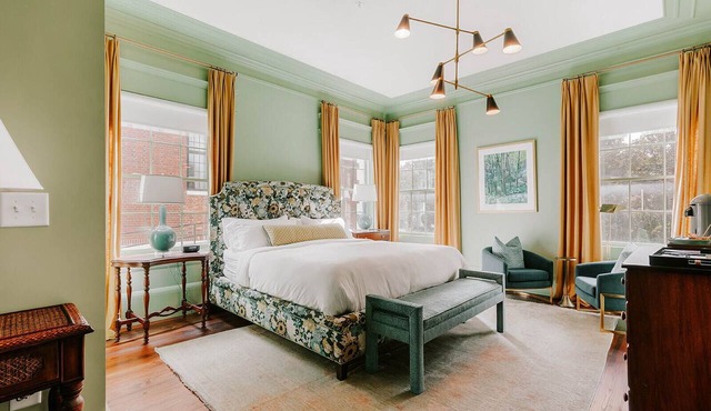 Luxury Private Suite in Boutique Historic Inn The Athenian- Downtown Location