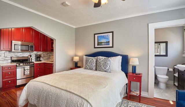 Luxury Studio Flat in Downtown Newberg - Suite #4