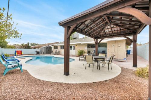 LV Amazing Single Story - Private Pool Games BBQ