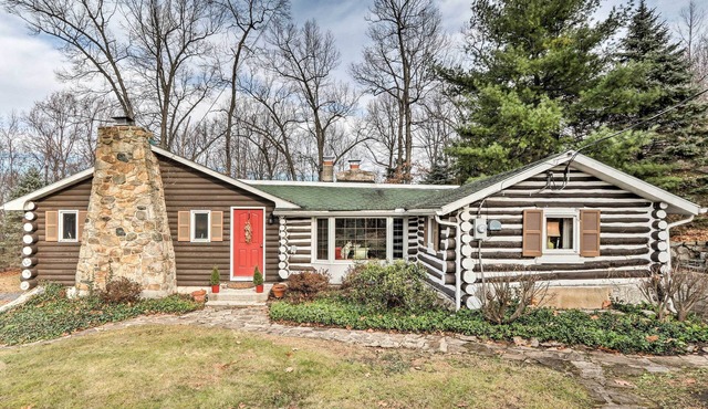 Macungie Cabin w/Fireplace Near Bear Creek Skiing