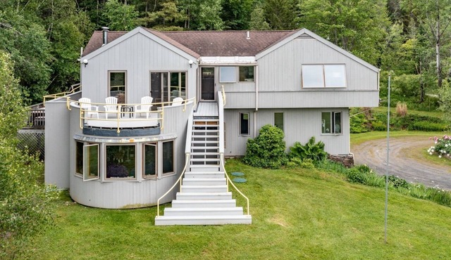 Mad Meadows 5 Bedroom Chalet by RedAwning