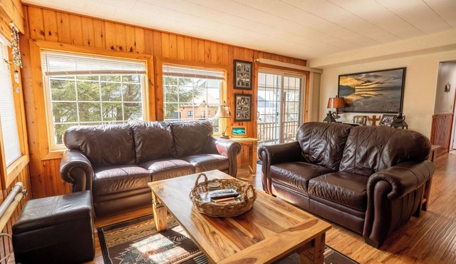 Magic Island Lodge - 4-bedroom home plus loft with 3 full bathrooms