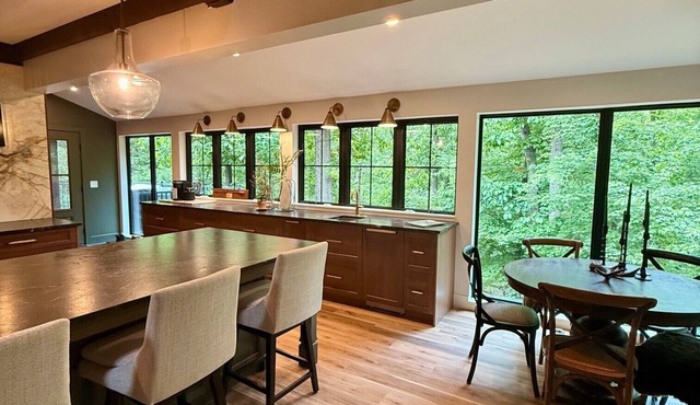 Massanutten, Parkway, JMU and Vineyards Galore- sleeps 12