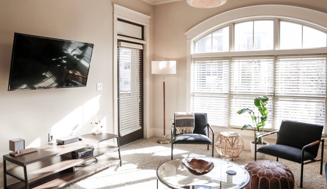 Midtown Condo with High Ceiling!
