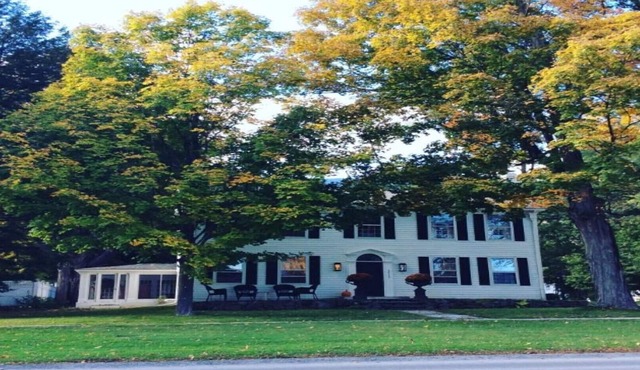 Miner Cottage-Historic Antique Home just steps from the Equinox Resort