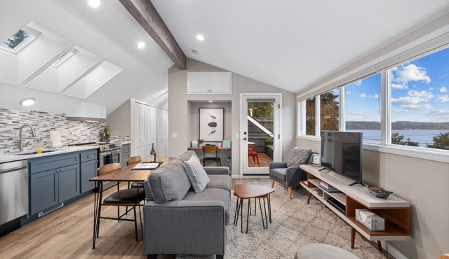 Modern 1 BR apt in Old Town w/view. Walk to beach.