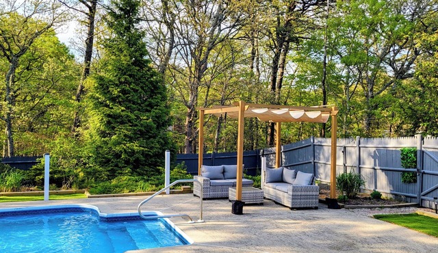 Modern Oasis. Private Heated Saltwater Pool. Huge Lounge Deck. Beach Golf Bike.