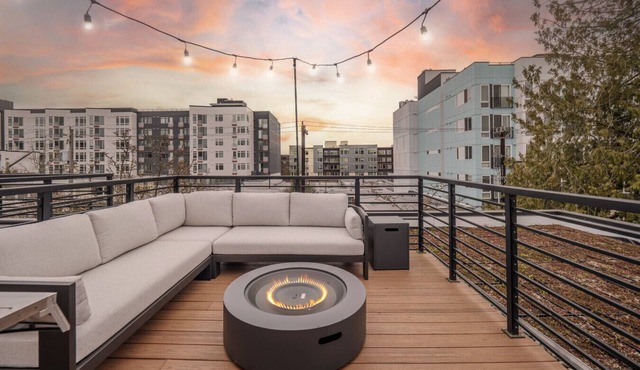 Modern Townhome w/Rooftop Deck, Walk to Greenlake