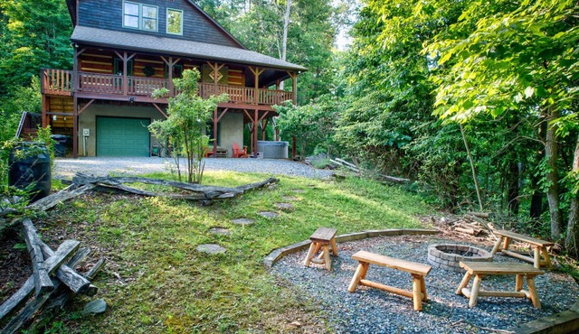 Mountain Laurel Lodge - Log Cabin in Boone with Hot Tub, Great Views & Pool Table