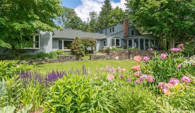 Mountain views. Ski Bromley, Stratton. Minutes to restaurants, Equinox, Ekwanok.