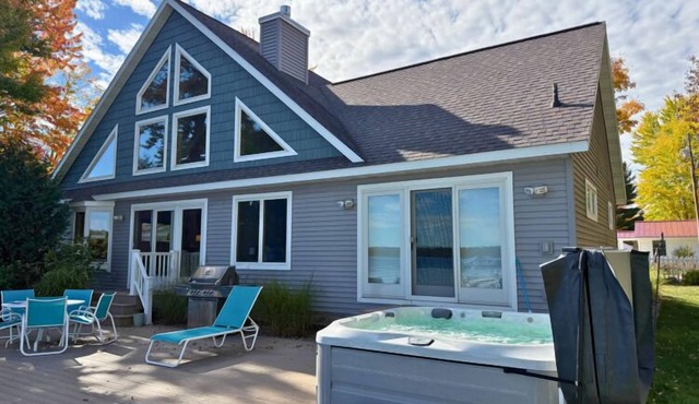 NEW! Green Lake Therapy -Dock, A/C, Kayaks, HotTub