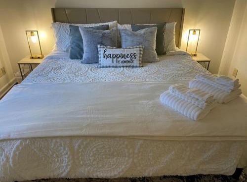 NEW King Beds 86 inch RokuTV and Massage at the Comfort Haven