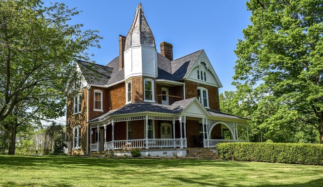 New! Large Victorian home! Outdoor space for entertaining!