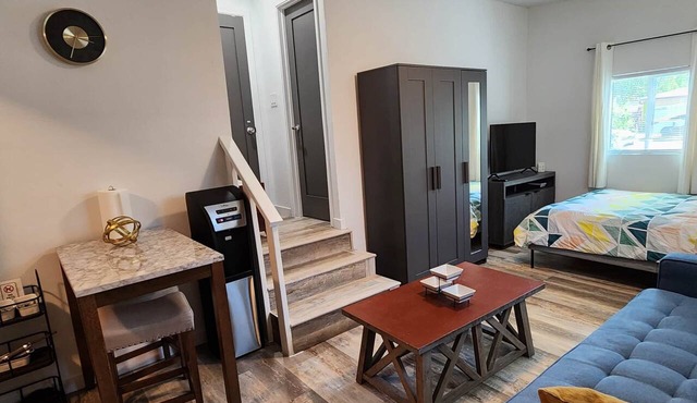 New ! Lovely Studio w/patio, Parking on premises