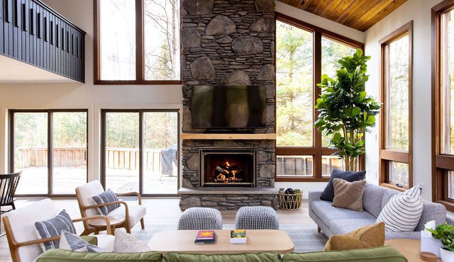 *NEW* Luxury modern chalet on 10 Acres in the Pocono mountains