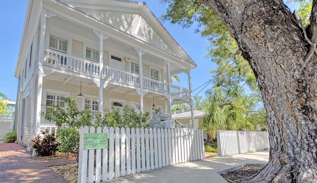 NEW PRICING: DRIVE TO YOUR GETAWAY - BIG Pool, Steps to Beach & Free Parking