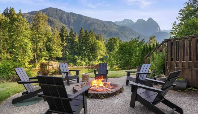 *NEW* The M house. Hot tub/Firepit/Patio dining